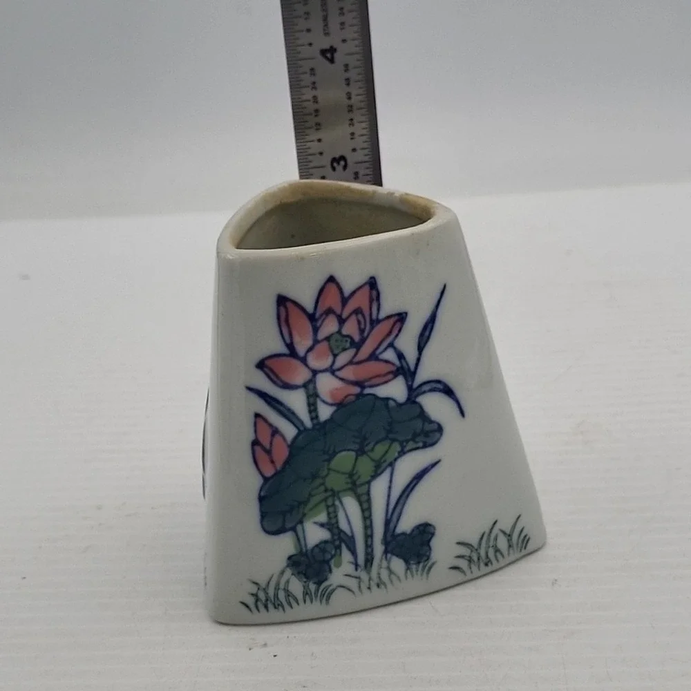Vintage Frog Triangle Shaped Vase‎
